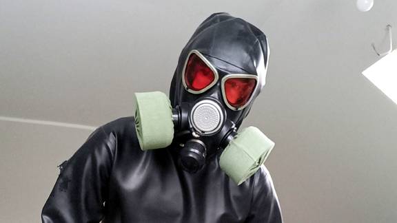 GP7 gasmask with red lenses